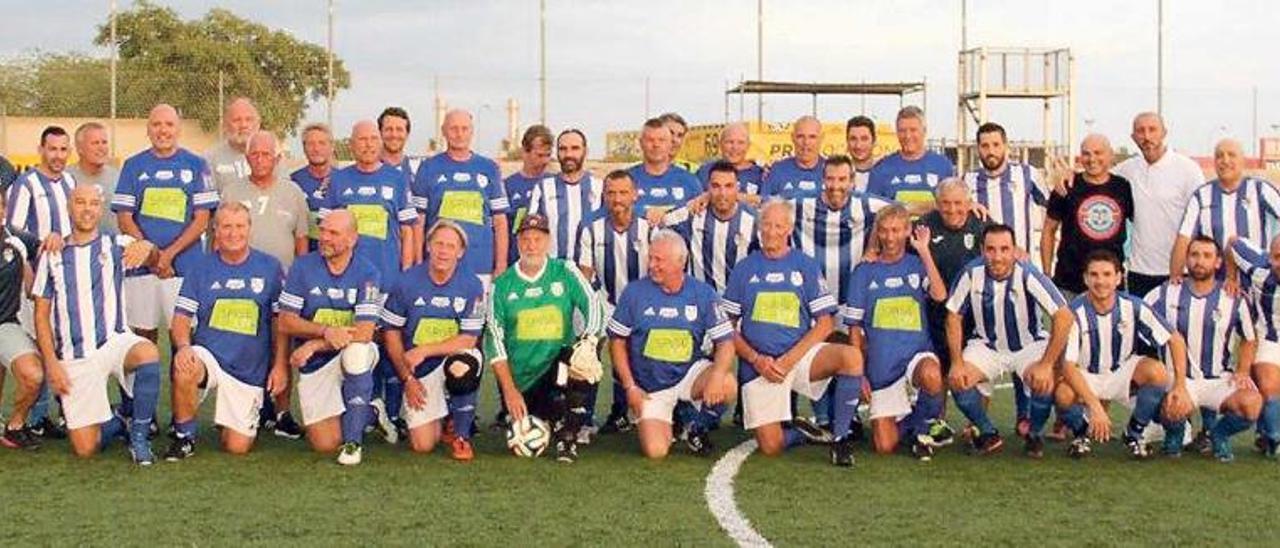 Imagen de familia entre el Atlético Baleares y el Fremad en el duelo disputado en Palma este pasado sábado.