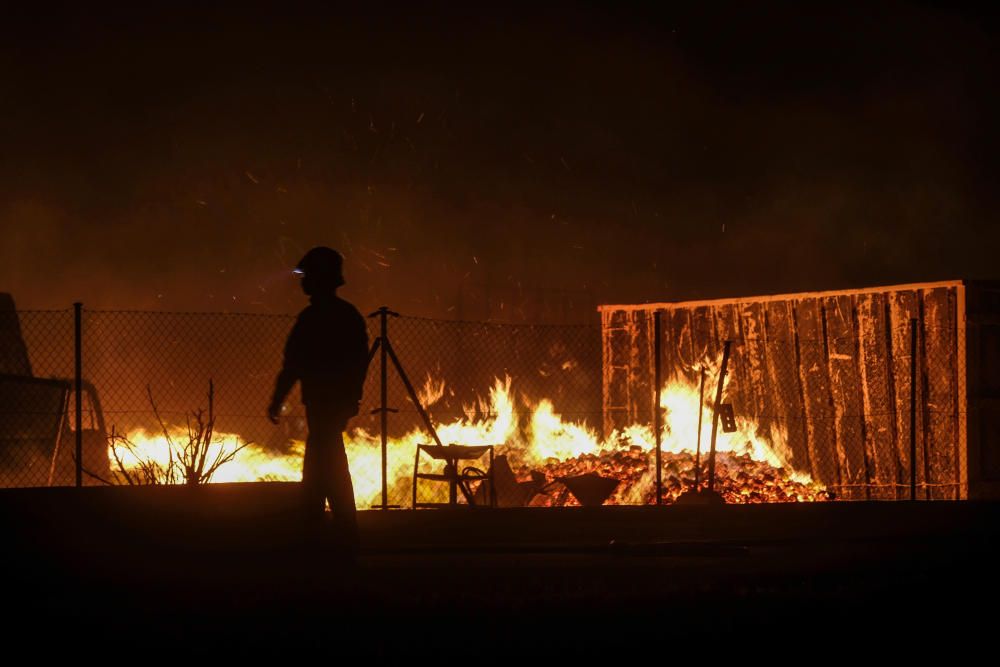 Un espectacular incendio calcina una fábrica de palets en La Marina.