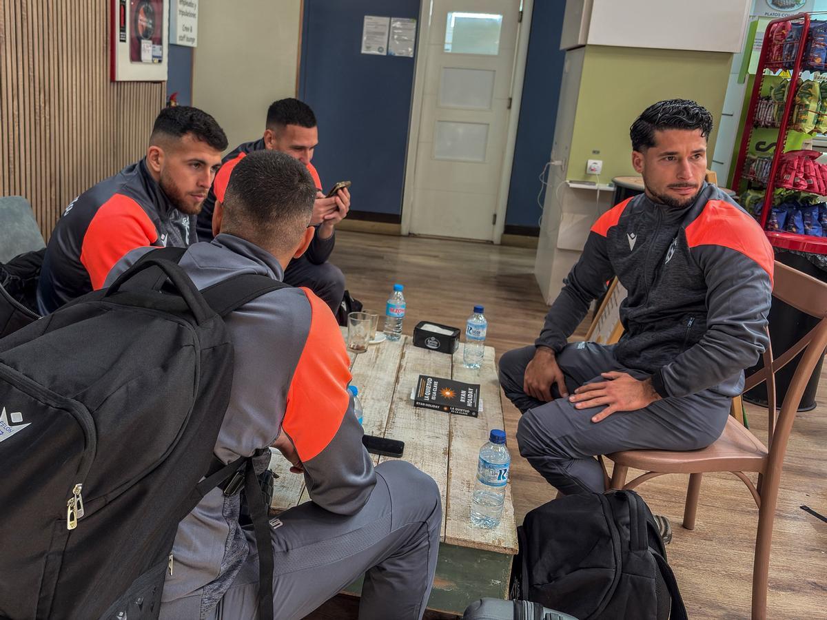 Jugadores del Melilla en el aeropuerto este sábado