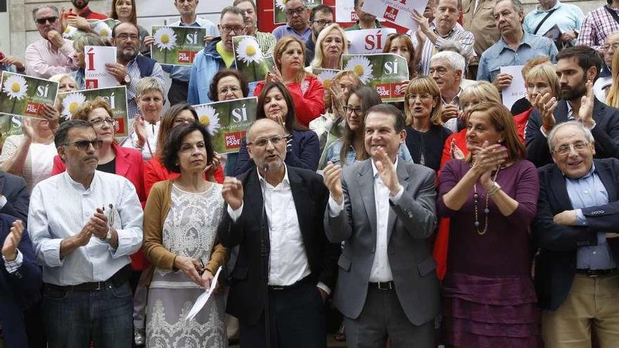 Galovart, Losada, Caballero, Silva y militantes socialistas en el MARCO. // R. Grobas