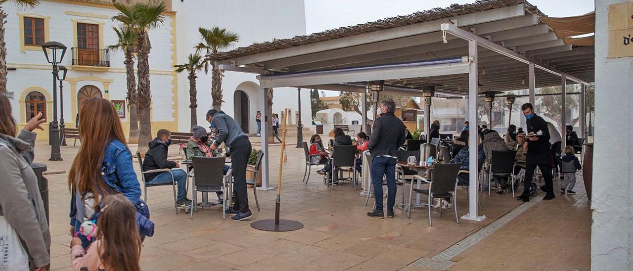 Los bares y restaurantes de Formentera podrán tener ocupadas la totalidad de sus mesas exteriores. | FERNANDO DE LAMA