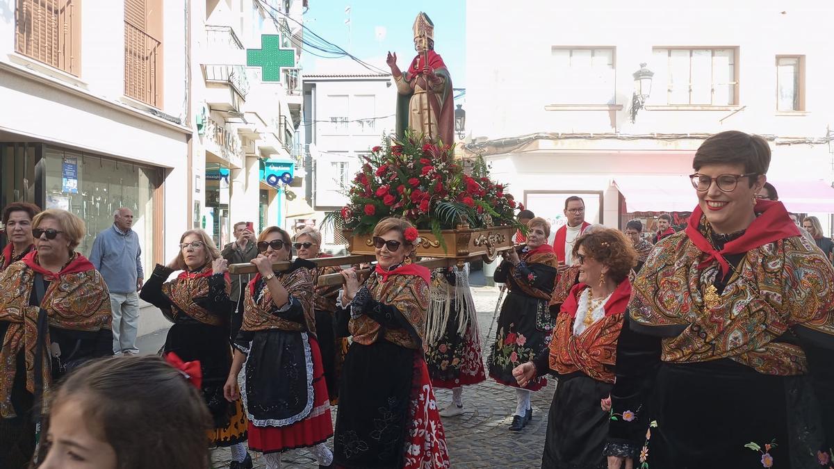 Momento de la procesión de la imagen de San Blas por las calles de Moraleja.