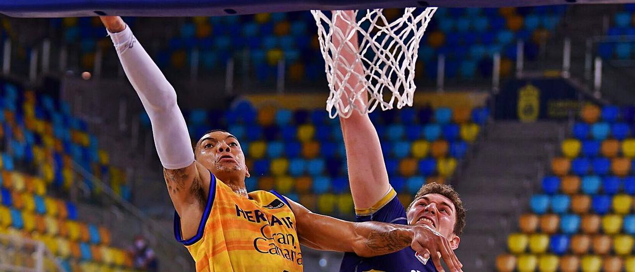 Jacob Wiley lanza a canasta en el partido de la Liga Endesa frente al Obradoiro, disputado en el Gran Canaria Arena .