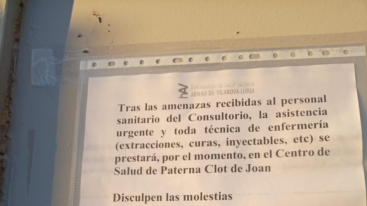 Cartel en la puerta del centro de salud de la Coma anunciando que está cerrado.