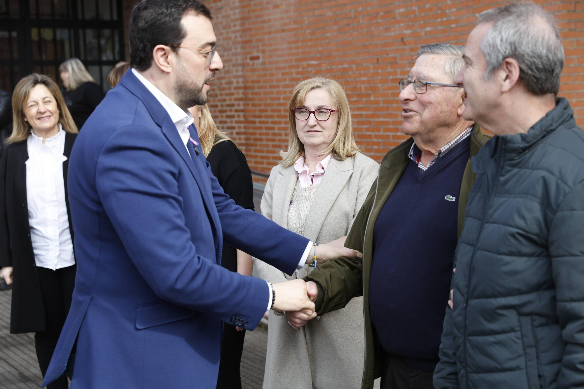 La visita de Adrián Barbón al colegio Lloréu, en Gijón