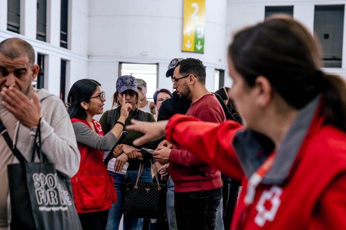 Primer día de asesoramiento para la regularización extraordinaria en la Fira de Montjuïc