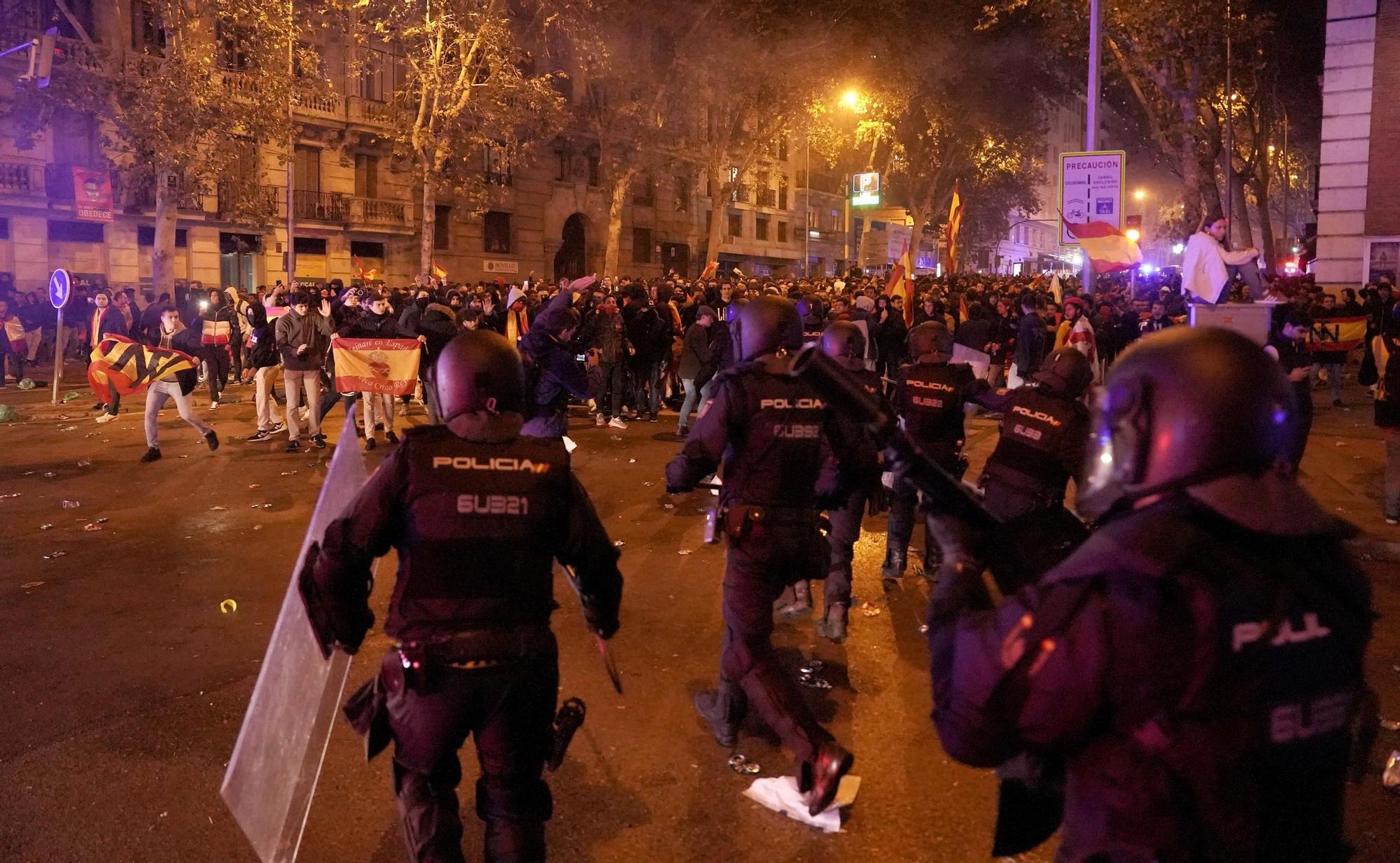 Incidentes en Ferraz tras el primer día del debate de investidura de Pedro Sánchez