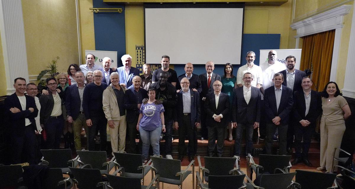 Foto de familia departicipantes y miembros del Unicaja.