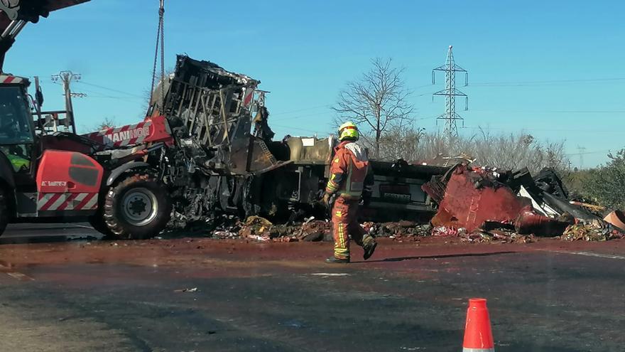 Gran atasco en la A-7 tras el incendio un camión de paquetería