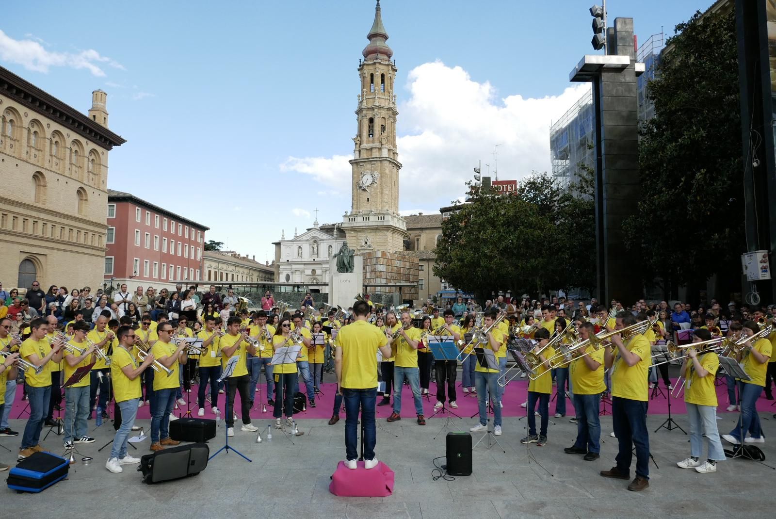 Más de 230 instrumentistas de metal tocan en la plaza del Pilar