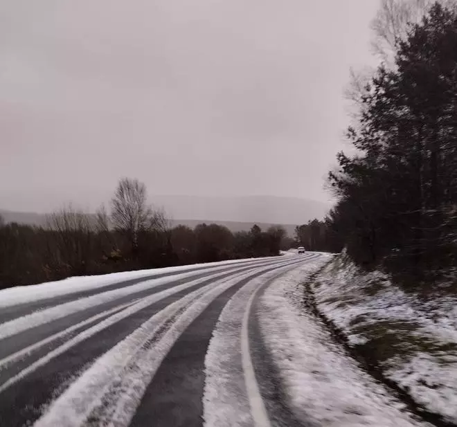 La nieve cubre A Lama por Semana Santa