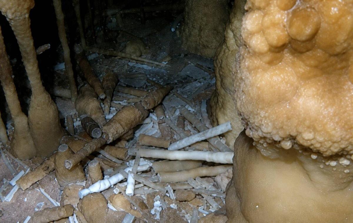 Estalactitas, por los suelos en una cueva de Mallorca