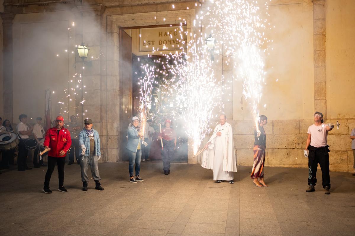 Salida de la procesión, cuando autoridades, cura y festeros encienden los primeros cohetes.