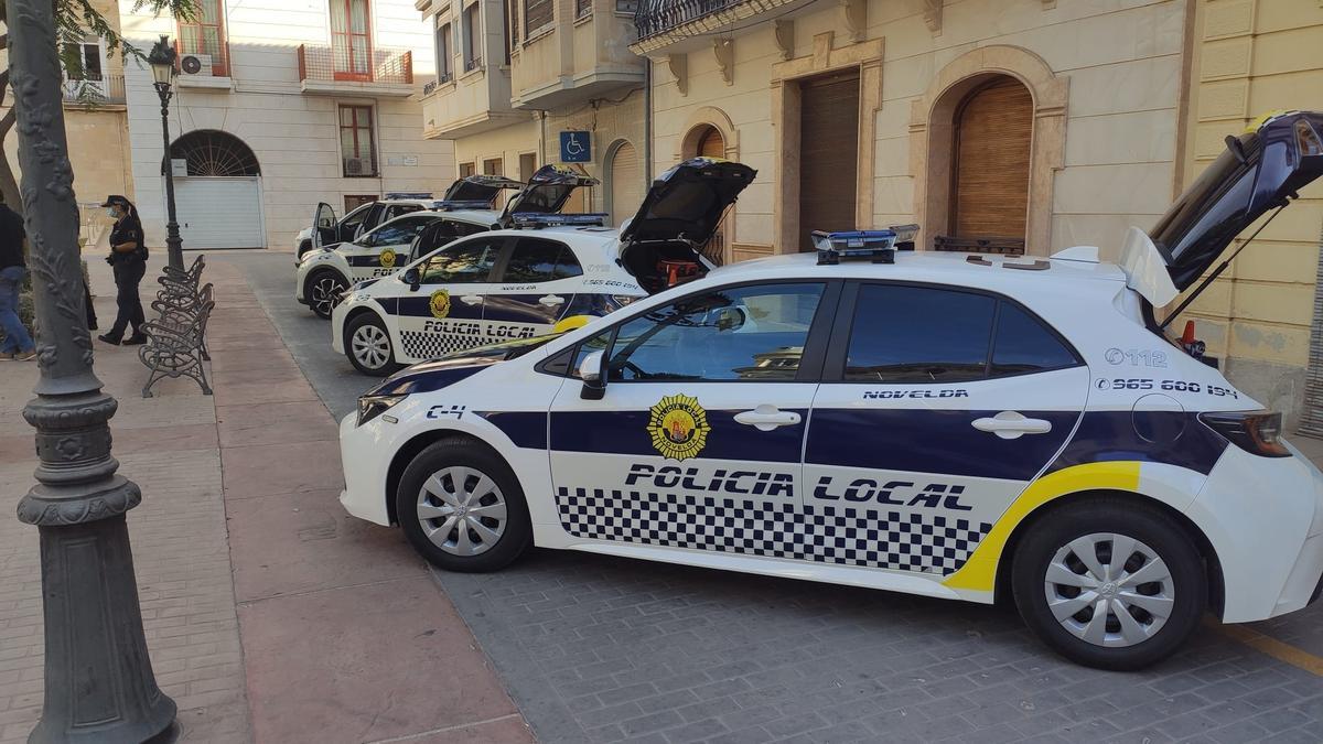 La presentación de los cinco vehículos policiales en  Novelda.  