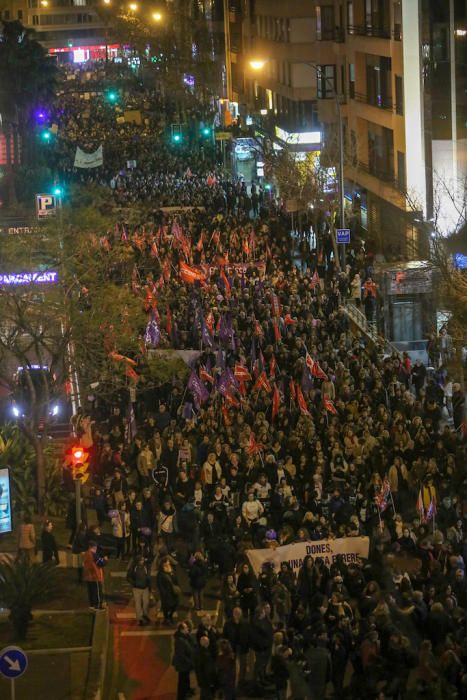 Mallorcas Frauen protestieren zu Tausenden