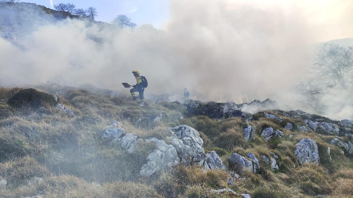 Incendio en Peñamellera Alta.