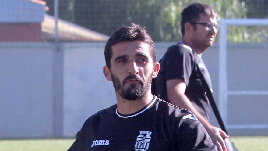 Víctor Fernández gesticula en el entrenamiento de ayer en Nueva Cartagena.