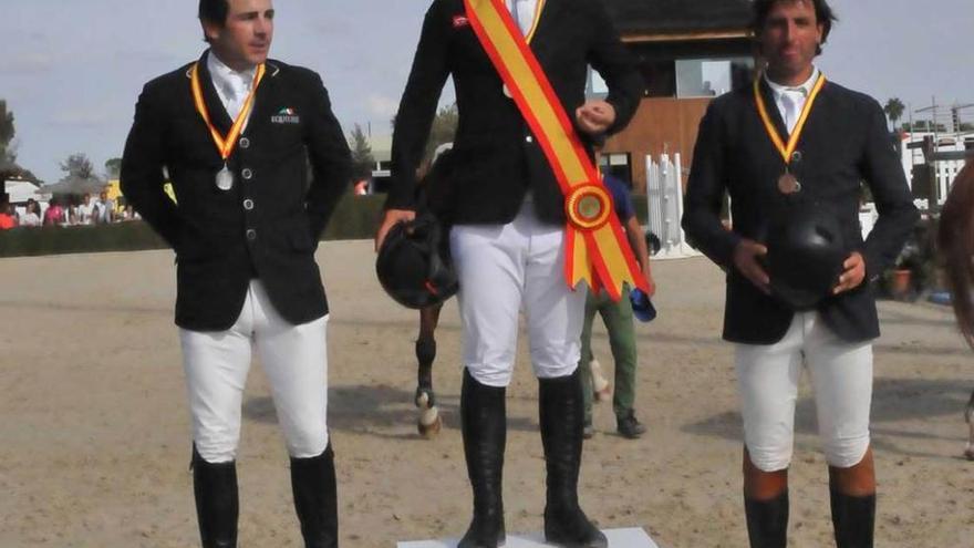 Sergio Álvarez Moya, con Alberto Márquez a la izquierda e Iván Serrano en el tercer cajón del podio.