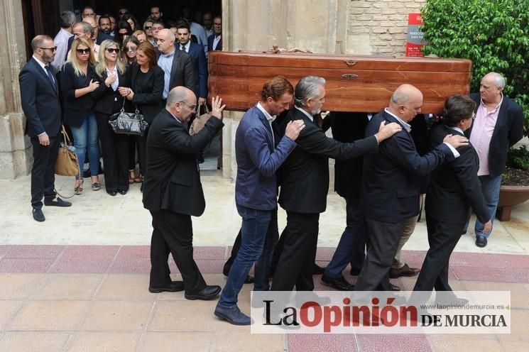 Numerosos murcianos arropan a la familia de Antonio González Barnés en su entierro