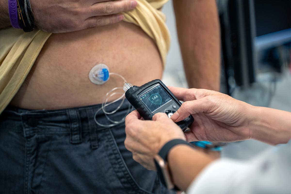 Foto d’una visita de control a un pacient que porta un sistema intel·ligent d’infusió d’insulina