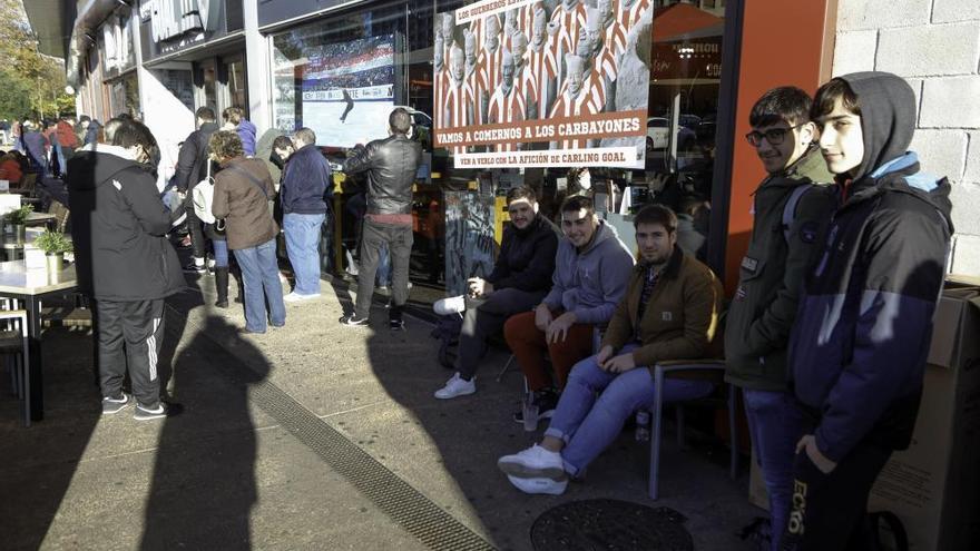 Los primeros socios del Sporting, en busca de entradas para el derbi