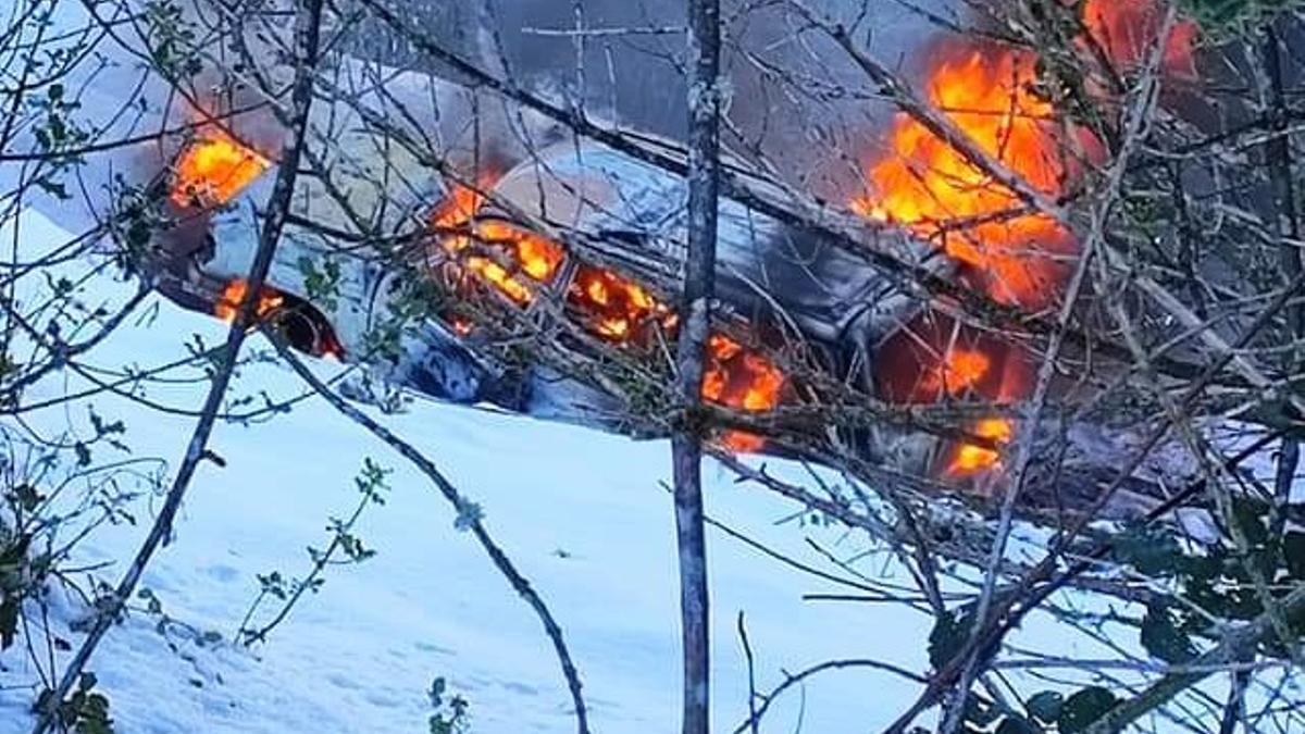 El coche ardiendo en la carretera del Angliru.