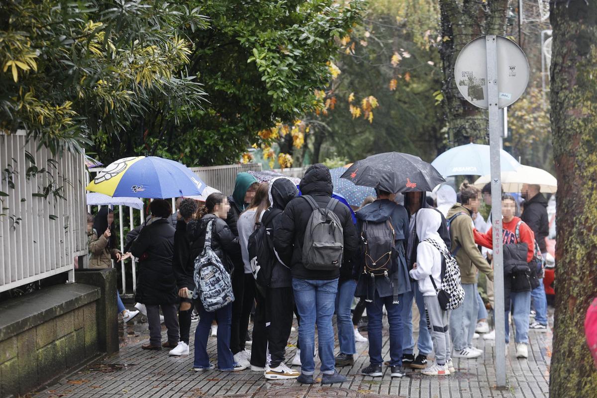 Escolares a la salida de un instituto vigués.