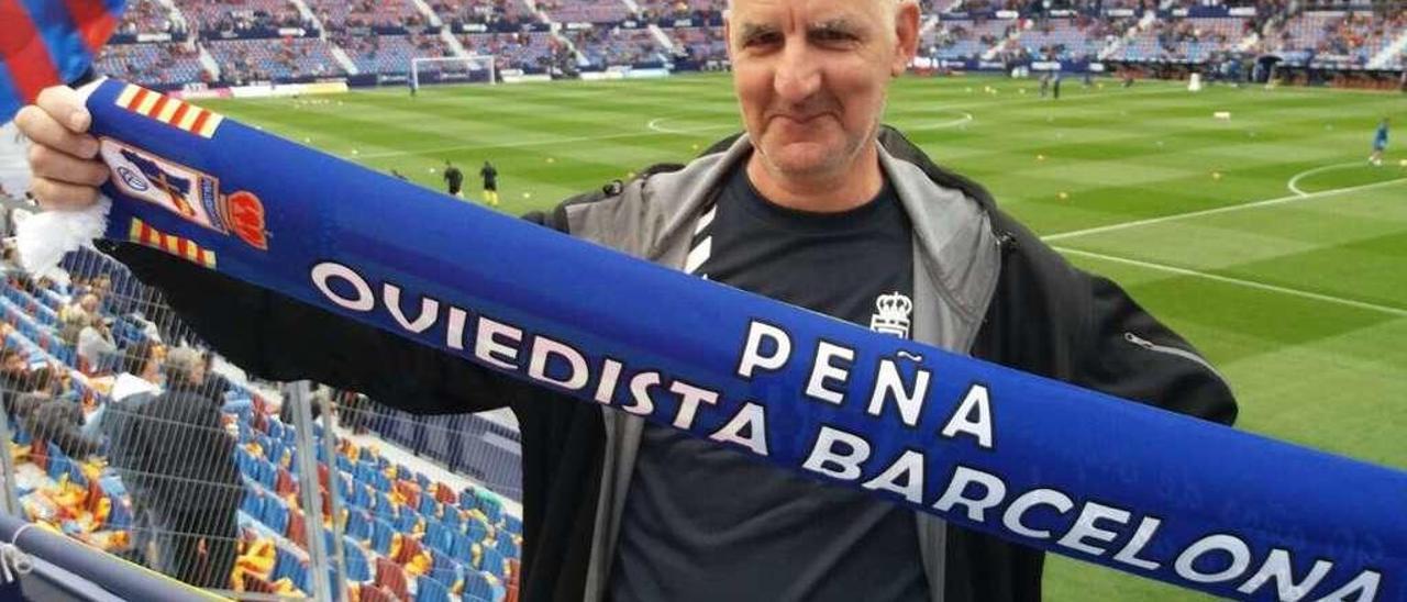 Iñaki Nerín, con la bufanda de la peña de Barcelona, en el campo del Levante la pasada temporada.