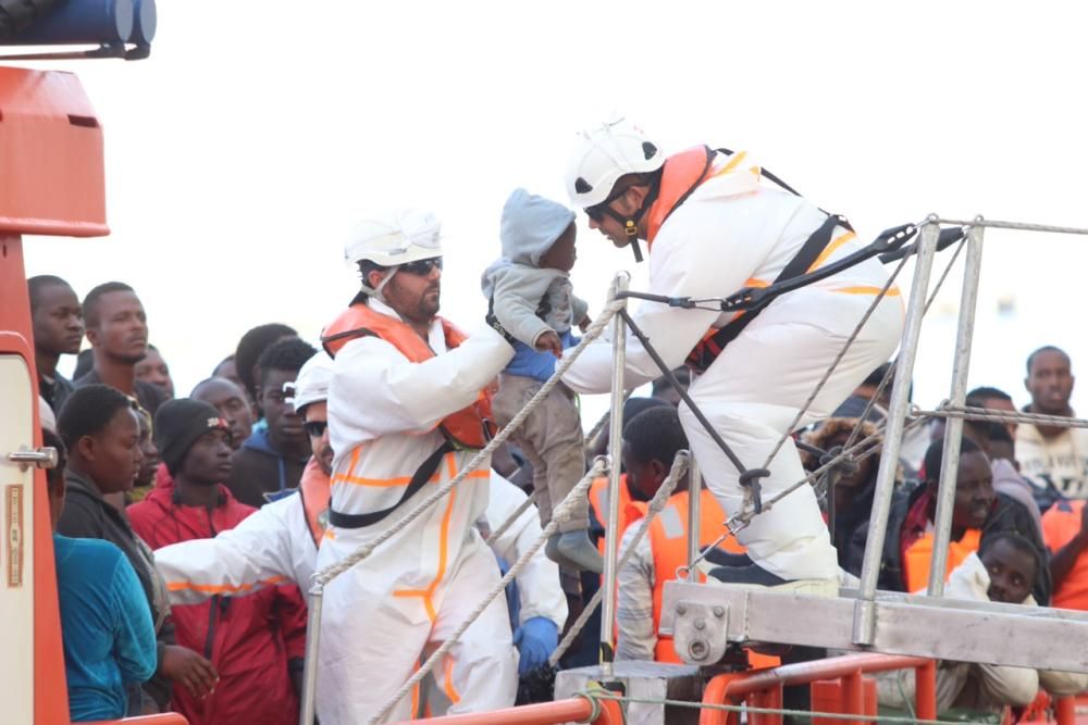 Llegan al puerto de Málaga 315 inmigrantes de seis pateras