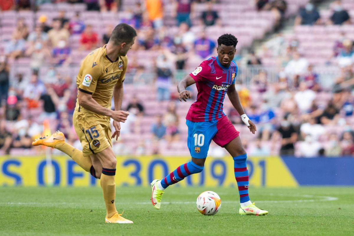 Fati y Postigo, en un lance en el último Barça-Levante
