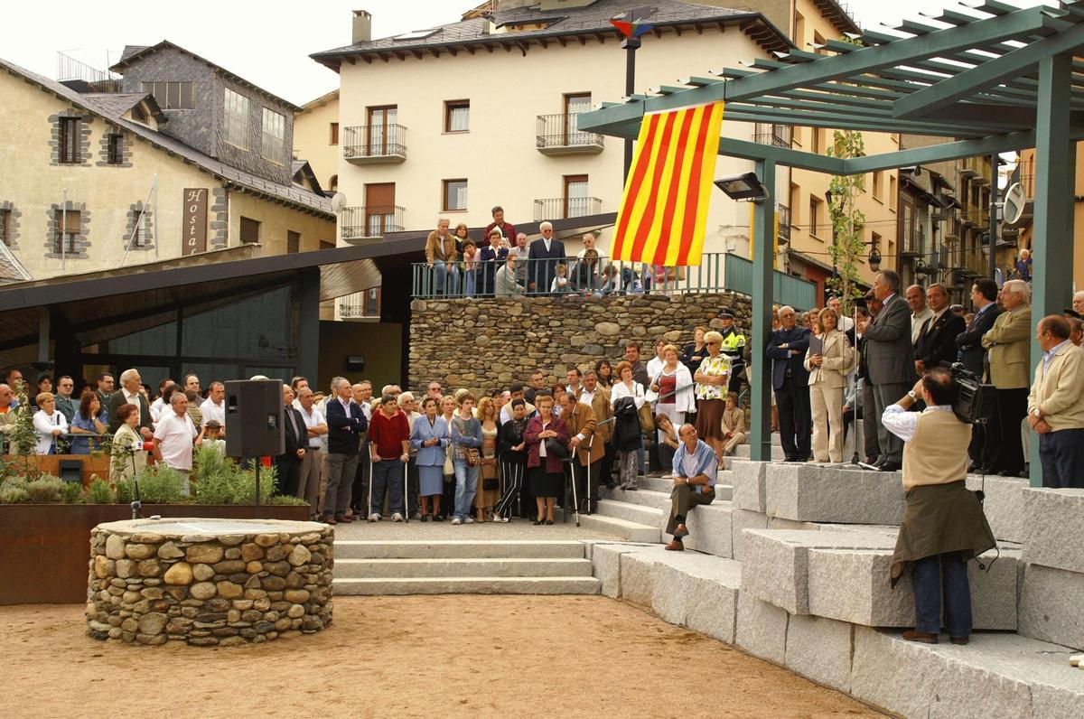 Fotografia del fons Emili Giménez de la inauguració de la plaça del Regne de Mallorca de Puigcerdà,  l'any 2005