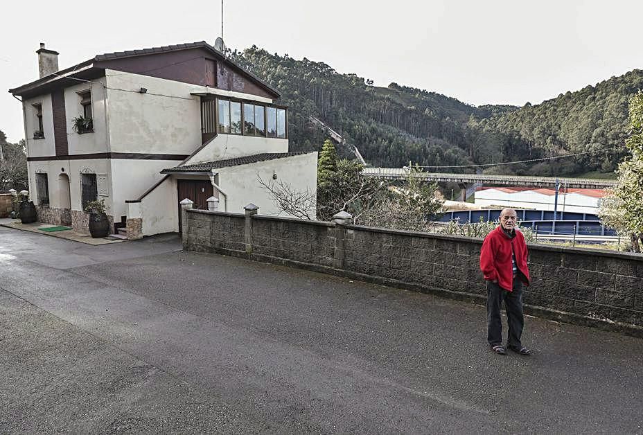 Chano García Cortés, junto a su vivienda en La Falconera, en el límite con Carreño.