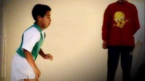 Imatge de Thiago Alcántara jugant a futbol amb 8 anys.