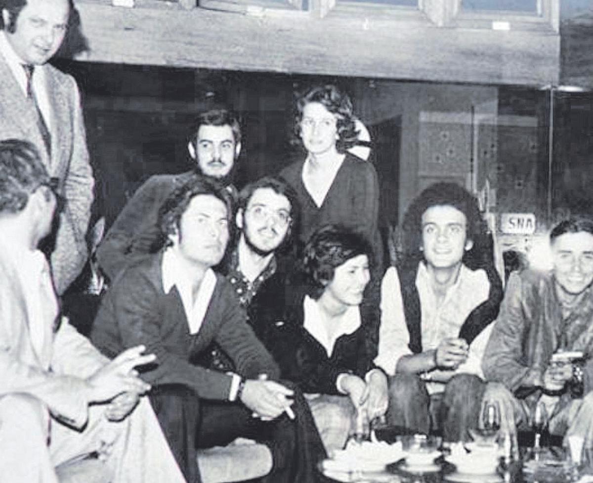 El compositor y músico grancanario Javier Moreno -segundo por la derecha, sentado-, miembro fundador del grupo Magma 12.