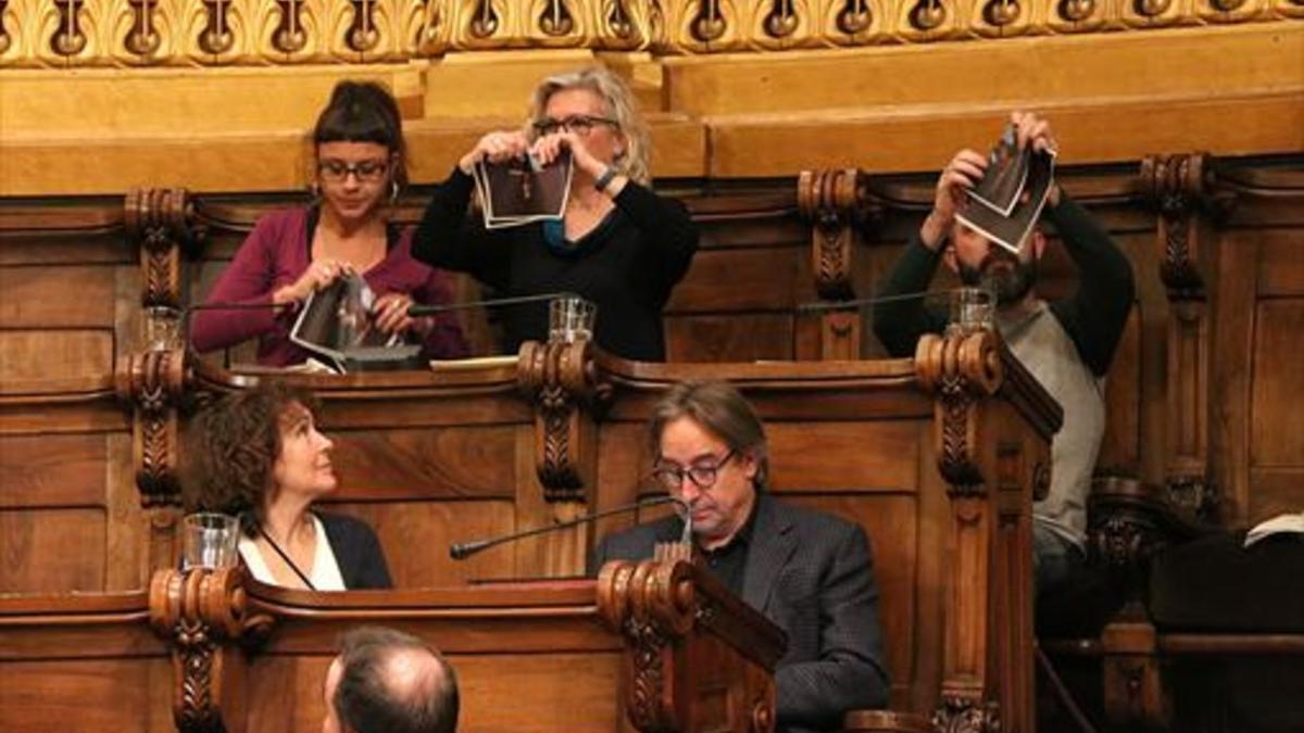 LA CUP ROMPE FOTOS DE FELIPE VI EN EL PLENO DE BCN_MEDIA_2