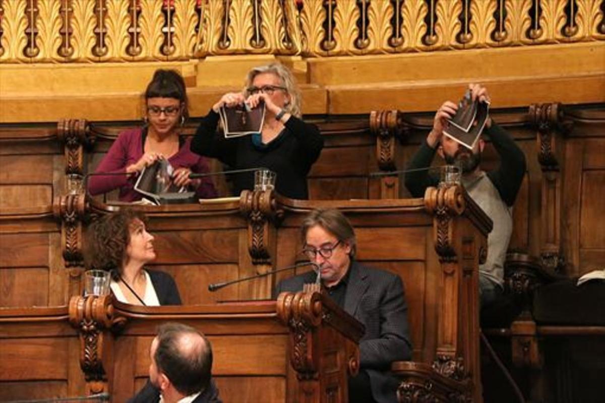 LA CUP ROMPE FOTOS DE FELIPE VI EN EL PLENO DE BCN_MEDIA_2