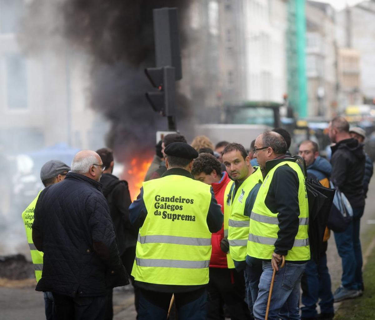 Manifestantes prenden una hoguera en Lugo. |  E. P.