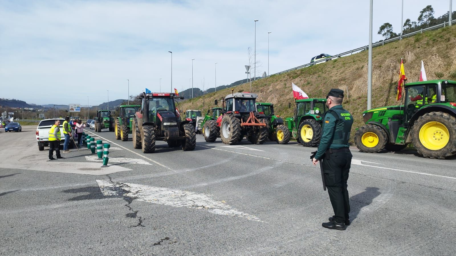 Tractorada en Asturias: el campo sale a protestar por diversas carreteras de la región