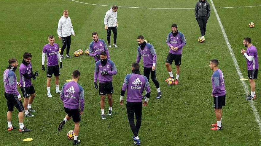 El Real Madrid, ayer, durante el entrenamiento. // J.J. Guillén