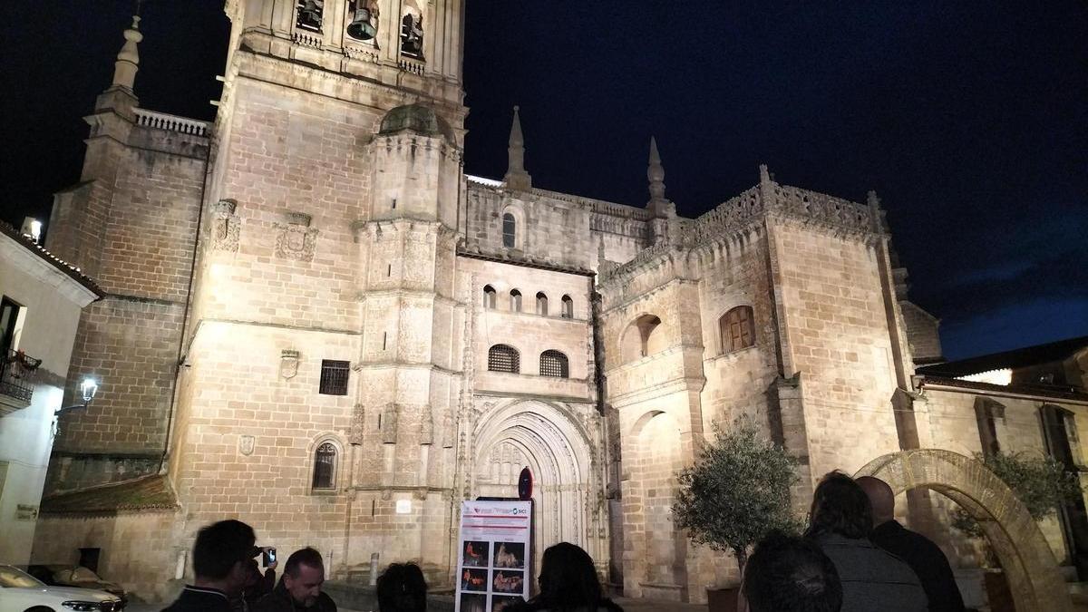 La catedral con la nueva iluminación artística, esta tarde en Coria.
