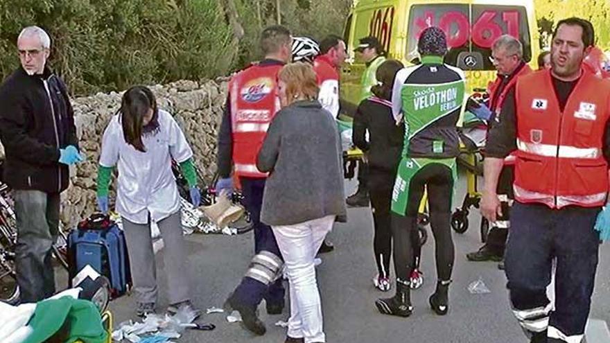 Los servicios sanitarios atienden a los ciclistas heridos en la carretera de Can Picafort a Muro.