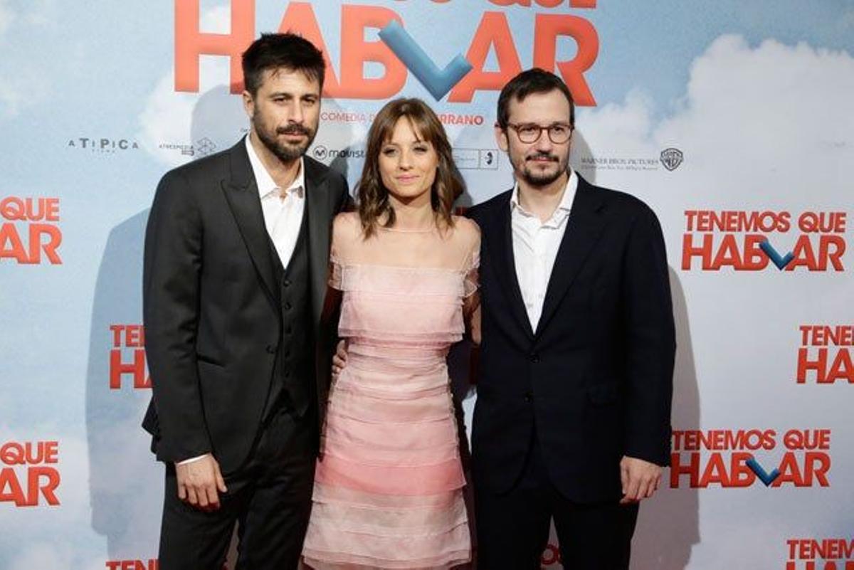Hugo Silva, Michelle Jenner y David Serrano, en la première de Tenemos que hablar en Madrid.