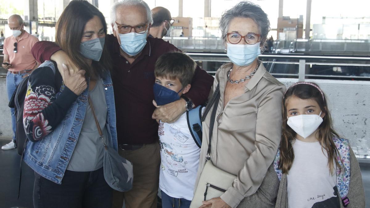 El matrimonio Gutiérrez Pérez con su hija y sus nietos, este viernes en la estación de Renfe de Córdoba.