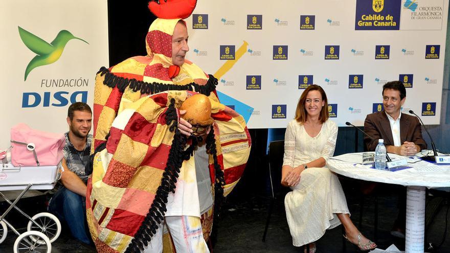 Juan Ramón Pérez escenifica a la gallina de los huevos de oro que protagoniza &#039;¿Dónde está Chuky?&#039;. A su derecha, Raquel Montes y Carlos Ruiz.