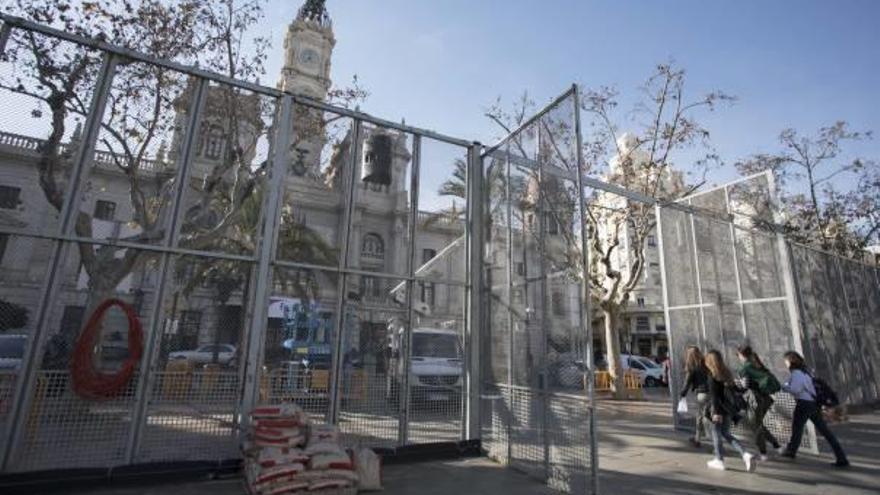 La plaza del Ayuntamiento ya está preparada para acoger el primer disparo de marzo.