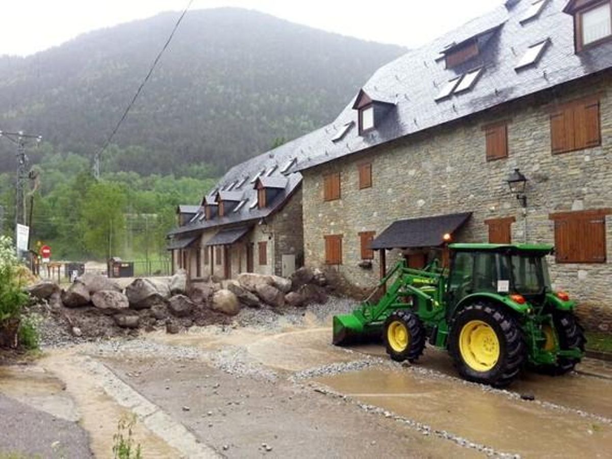 Un tractor prepara murs de contenció a Salardú.