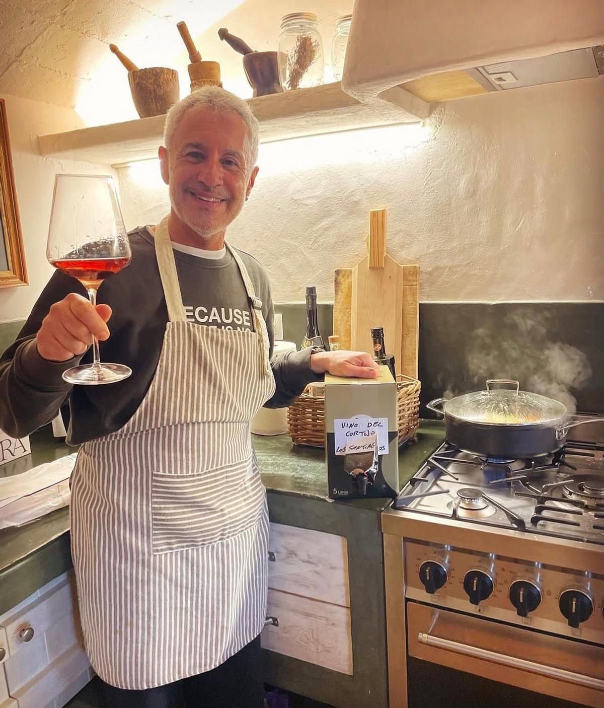 A Sergio Dalma le encanta cocinar con un buen vino