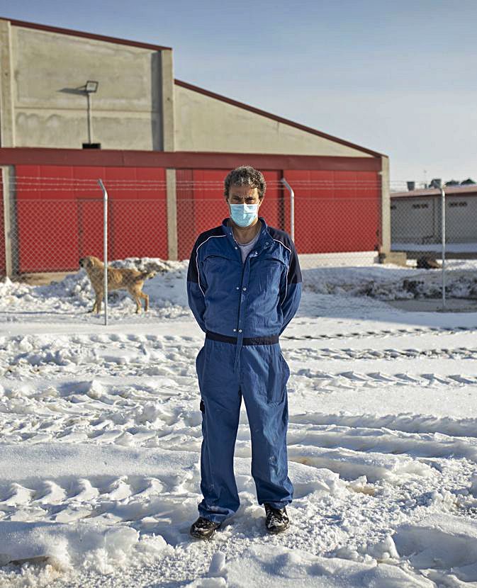 El ganadero guarrateño Juan Tomás Losada en el exterior de la granja de porcino de cebo rodeada de nieve.