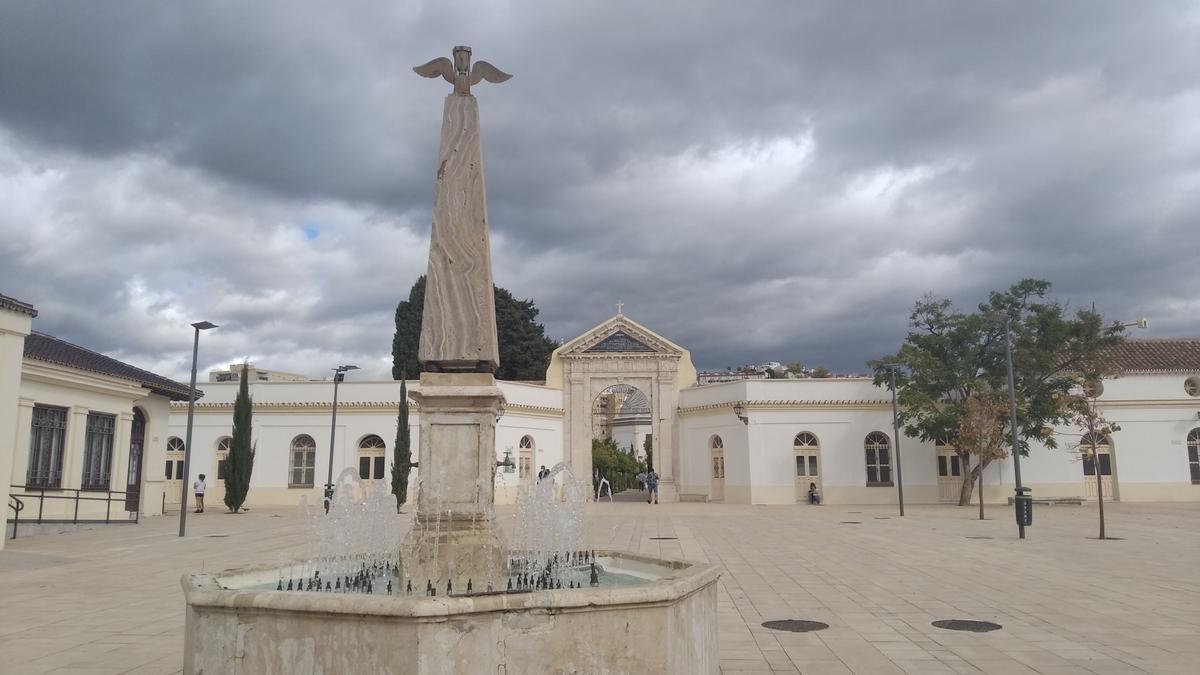 La fuente del Tempus Fugit, con el Cementerio Histórico de San Miguel, al fondo.