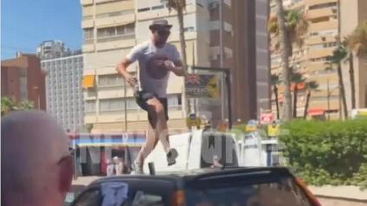 un turista destroza la luna de un vehículo a saltos
